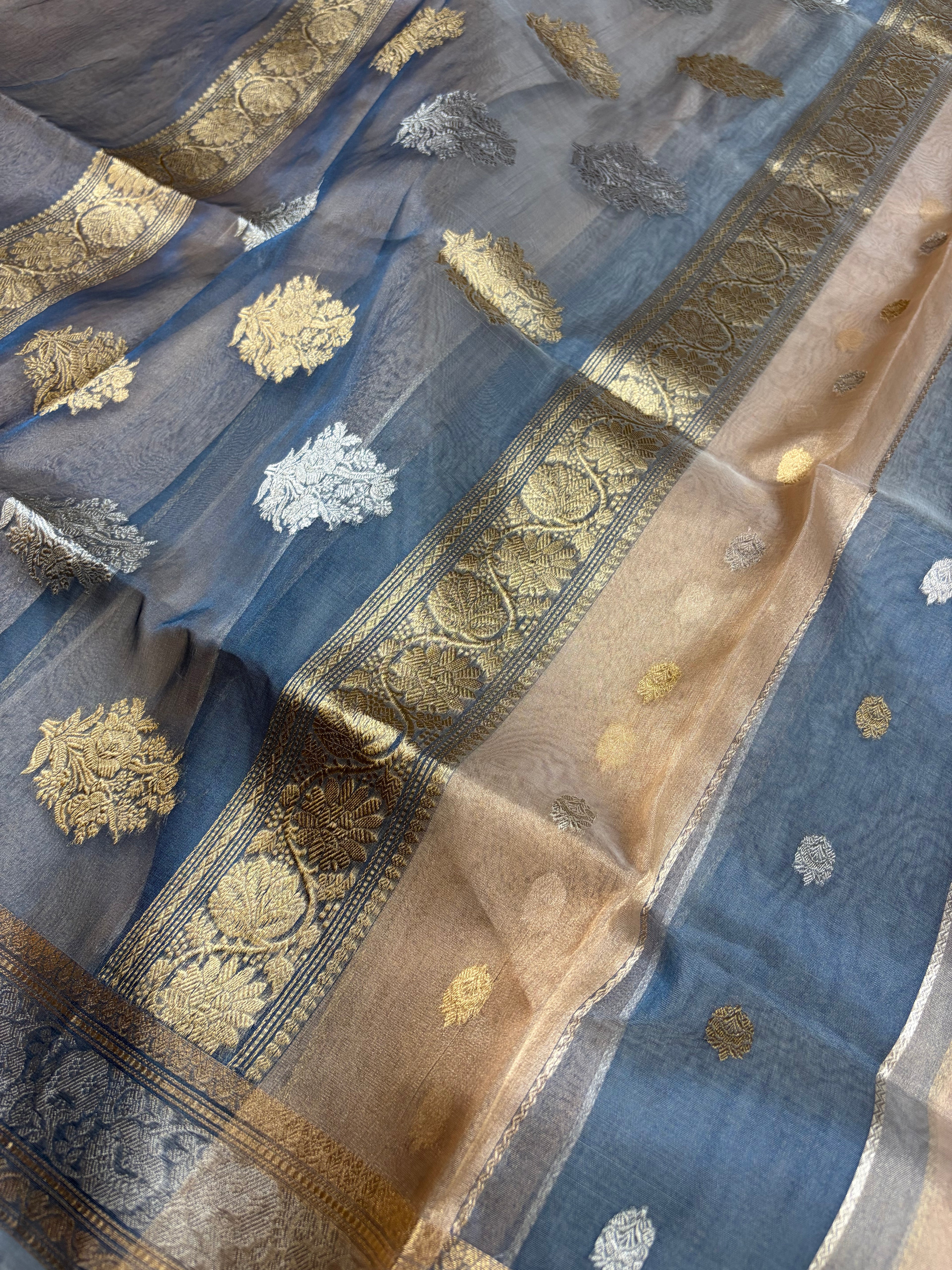 Pure tissue silk saree are in dual shade