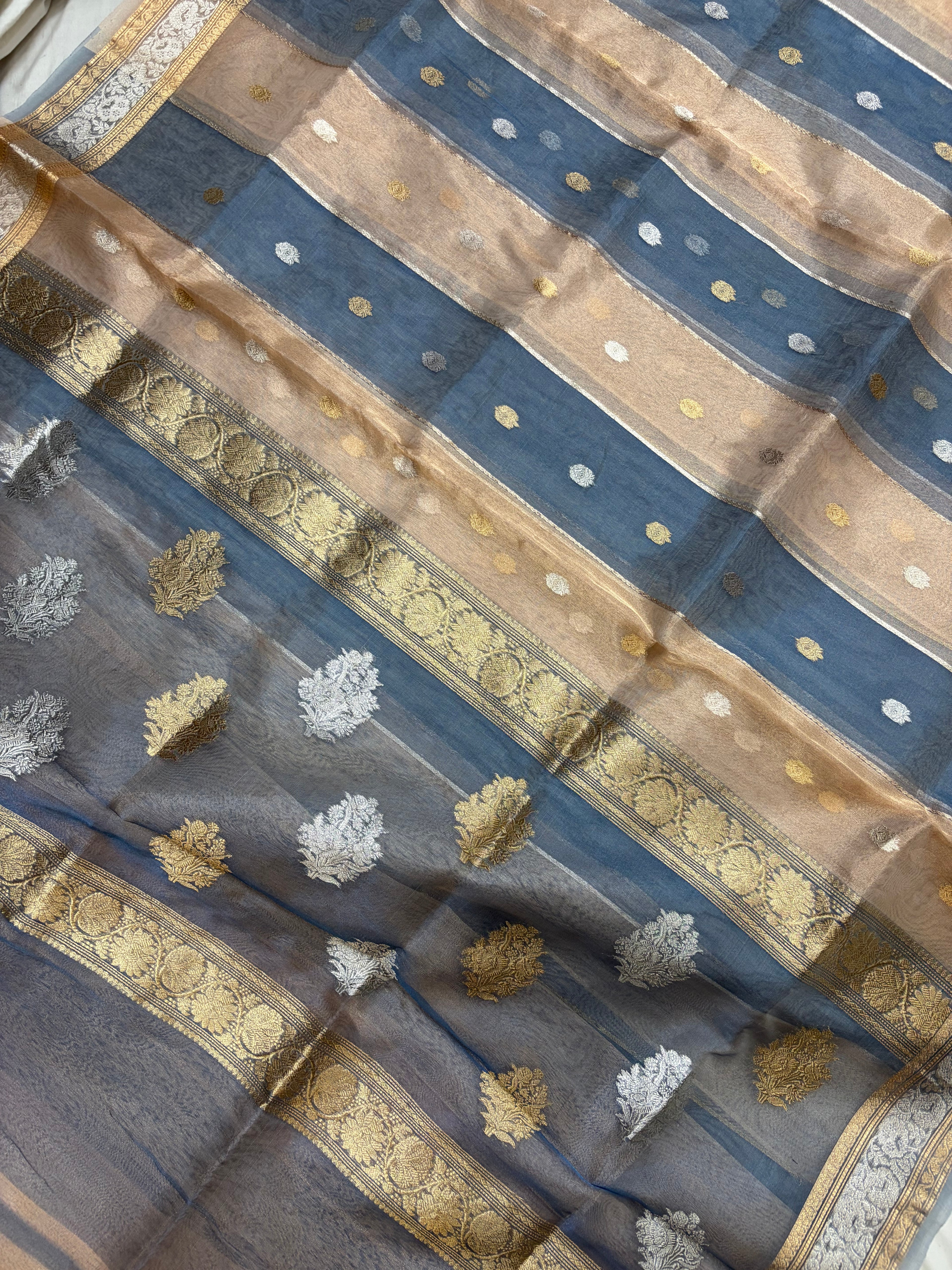 Pure tissue silk saree are in dual shade