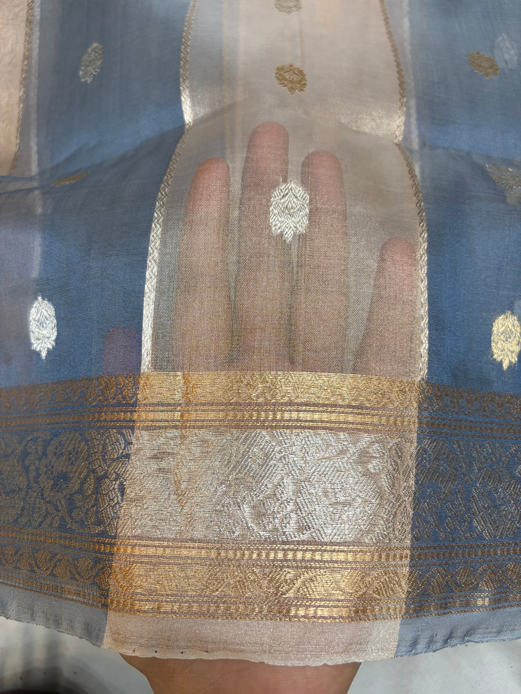 Pure tissue silk saree are in dual shade