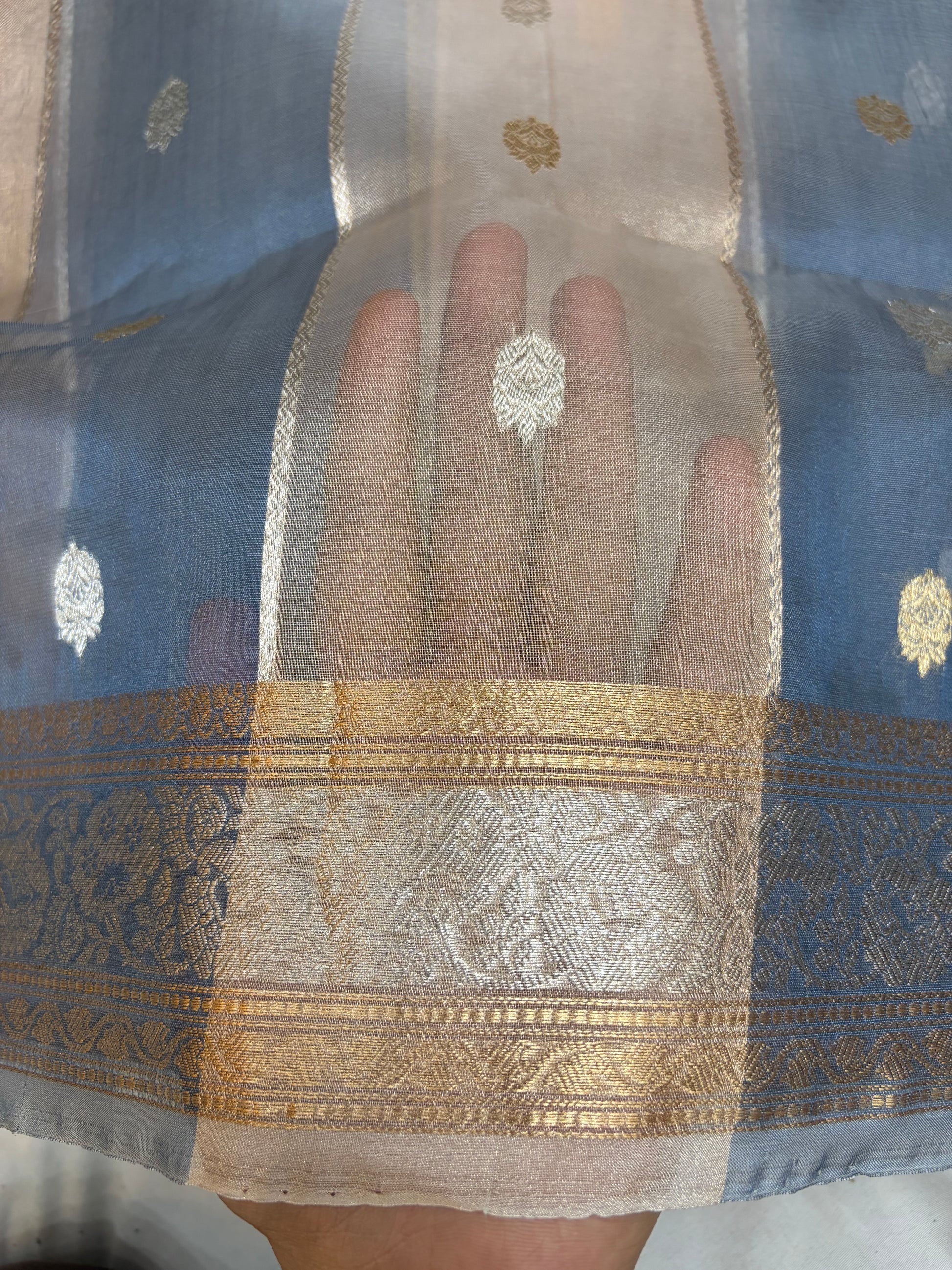 Pure tissue silk saree are in dual shade