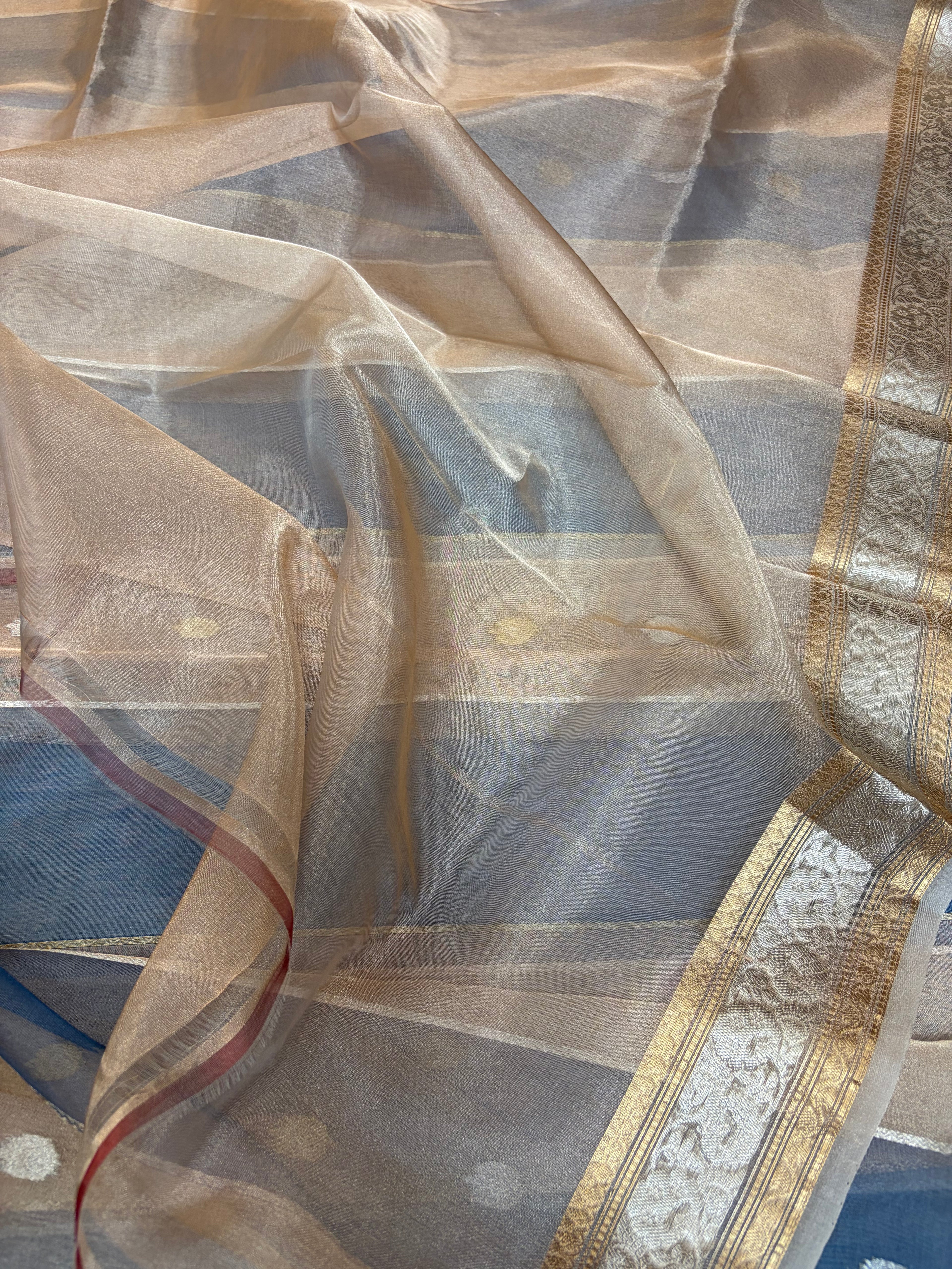 Pure tissue silk saree are in dual shade