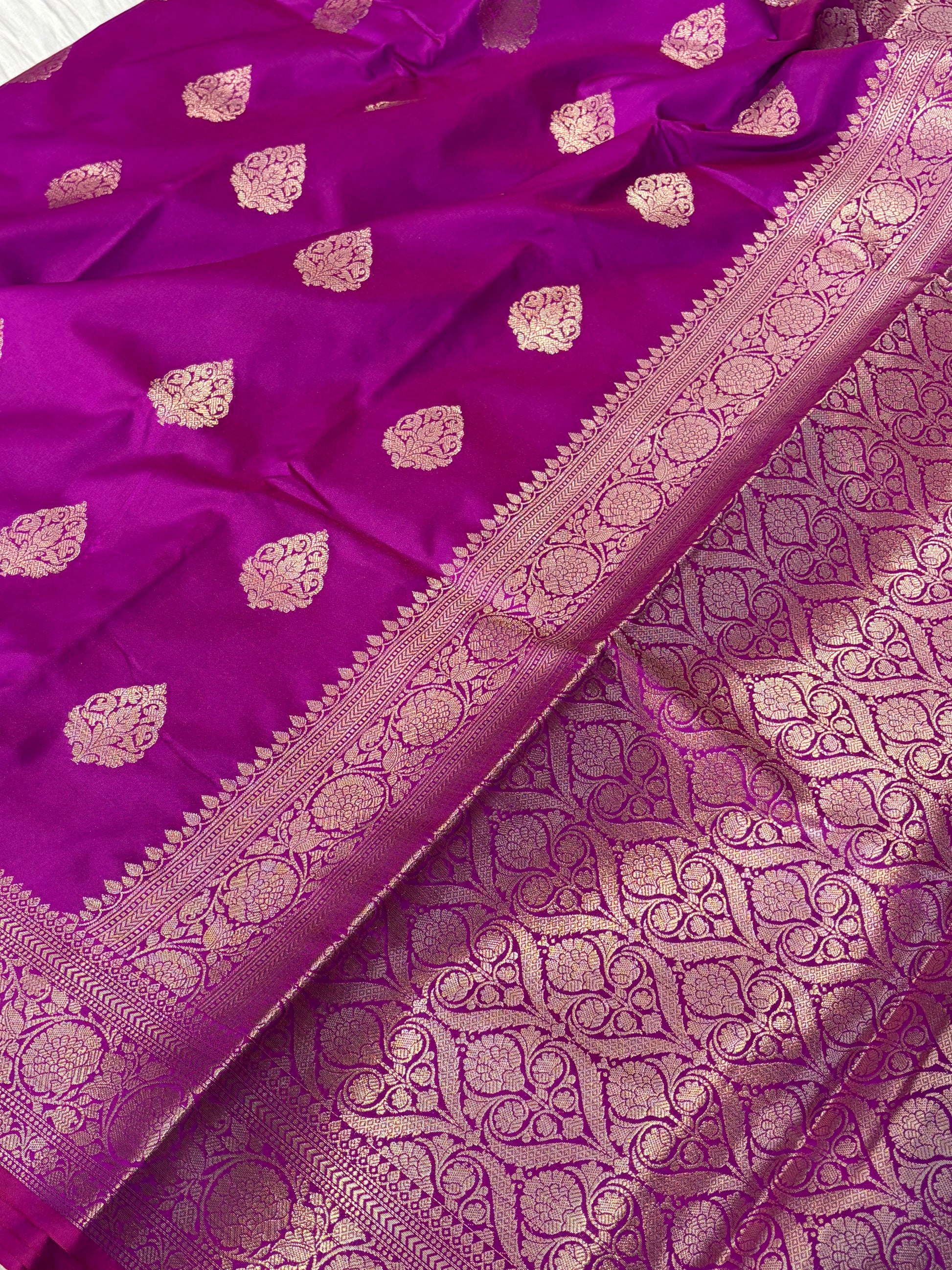 Banarasi katan by katan saree in beautiful in Magenta colour