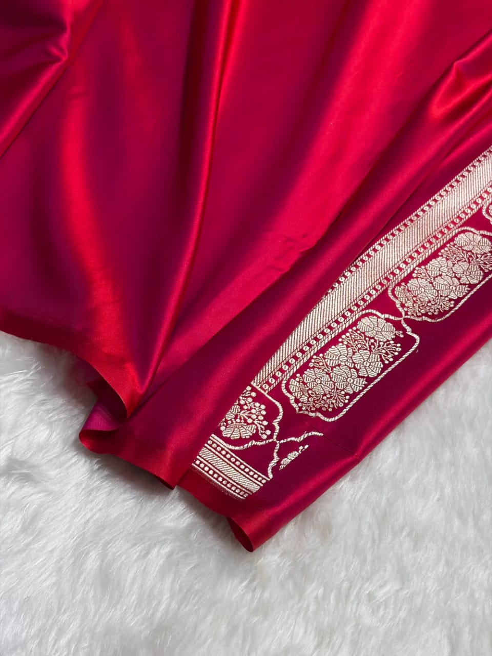 Magenta Mashru Silk Saree With Zari Border Carry Anchal Boota Saree