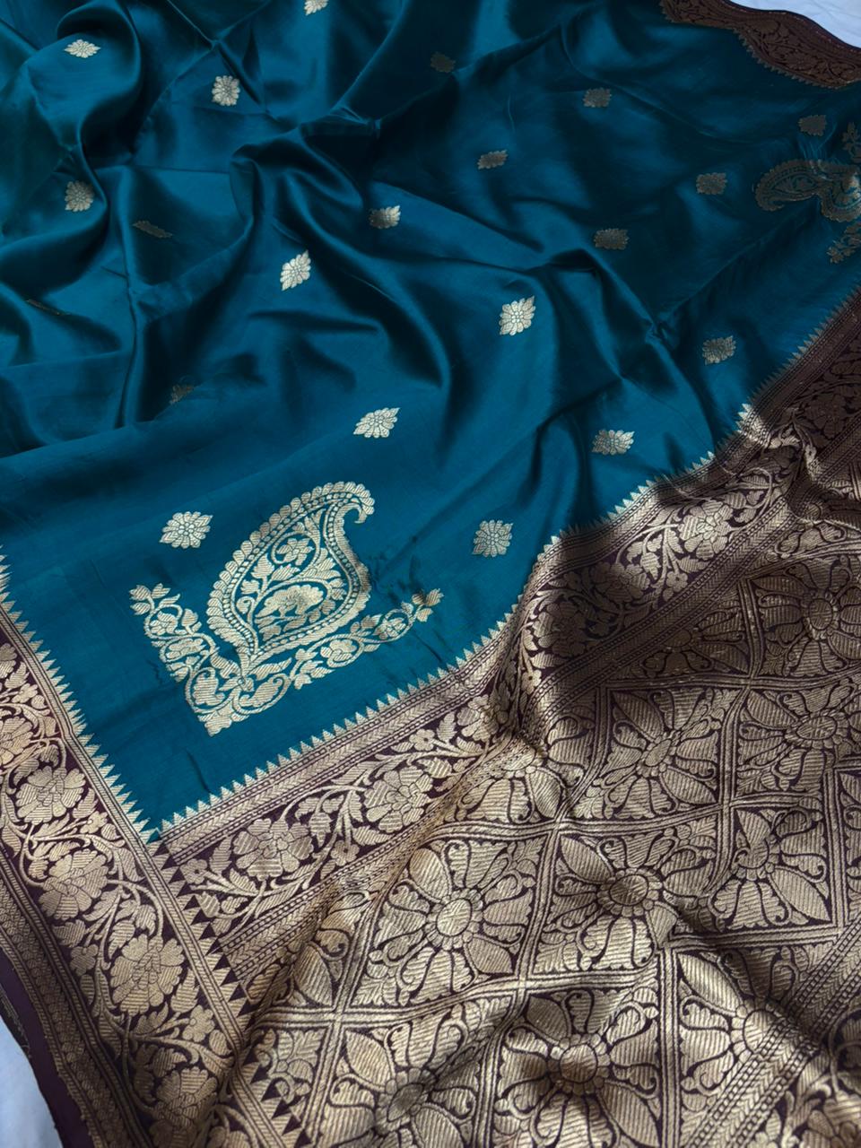 Contrast Pure Kori Katan  Banarasi Border Pathni Design Buti Saree