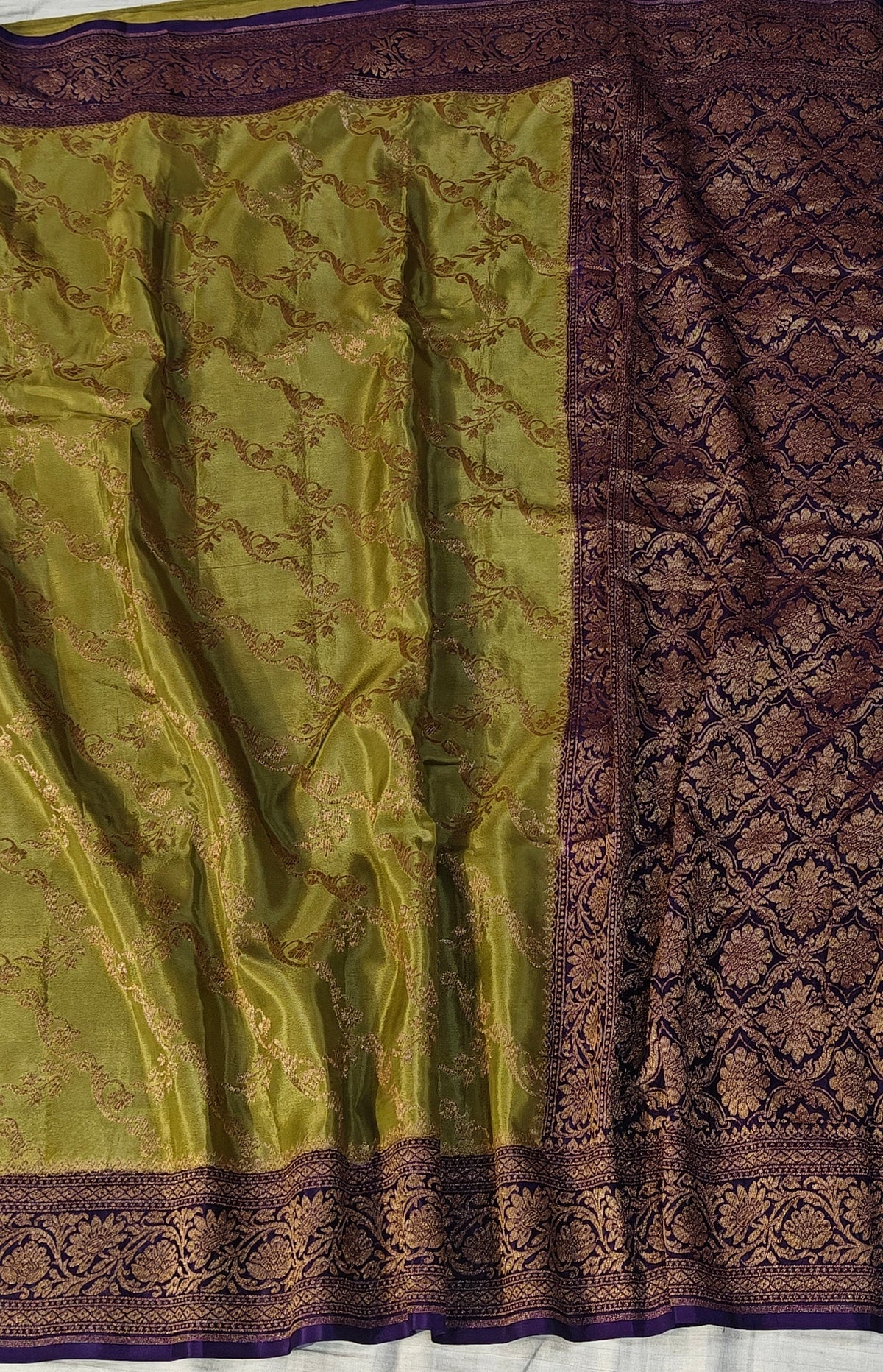 Banarasi crepe silk saree in a beautiful colour combination with soft and glossy fabric