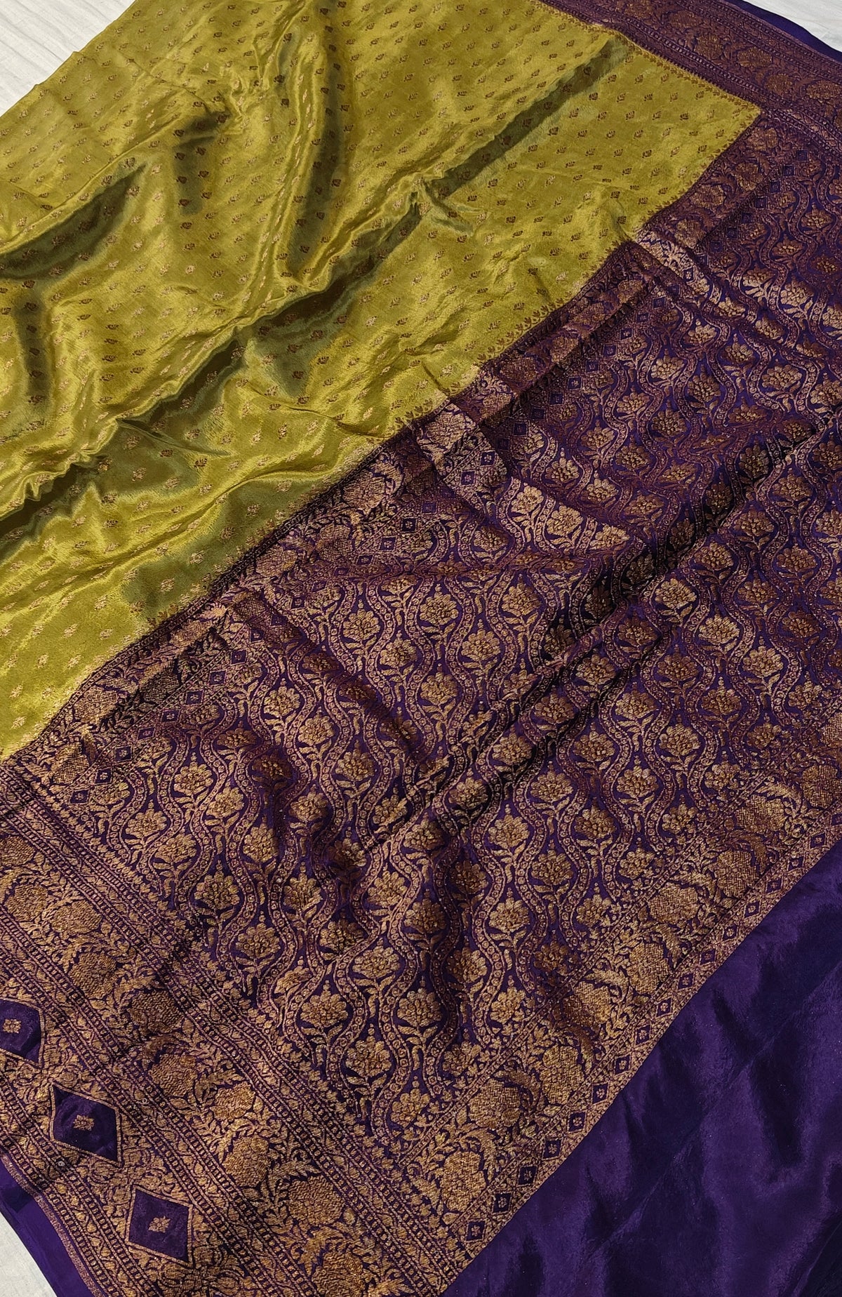Banarasi crepe silk saree in a beautiful colour combination with soft and glossy fabric
