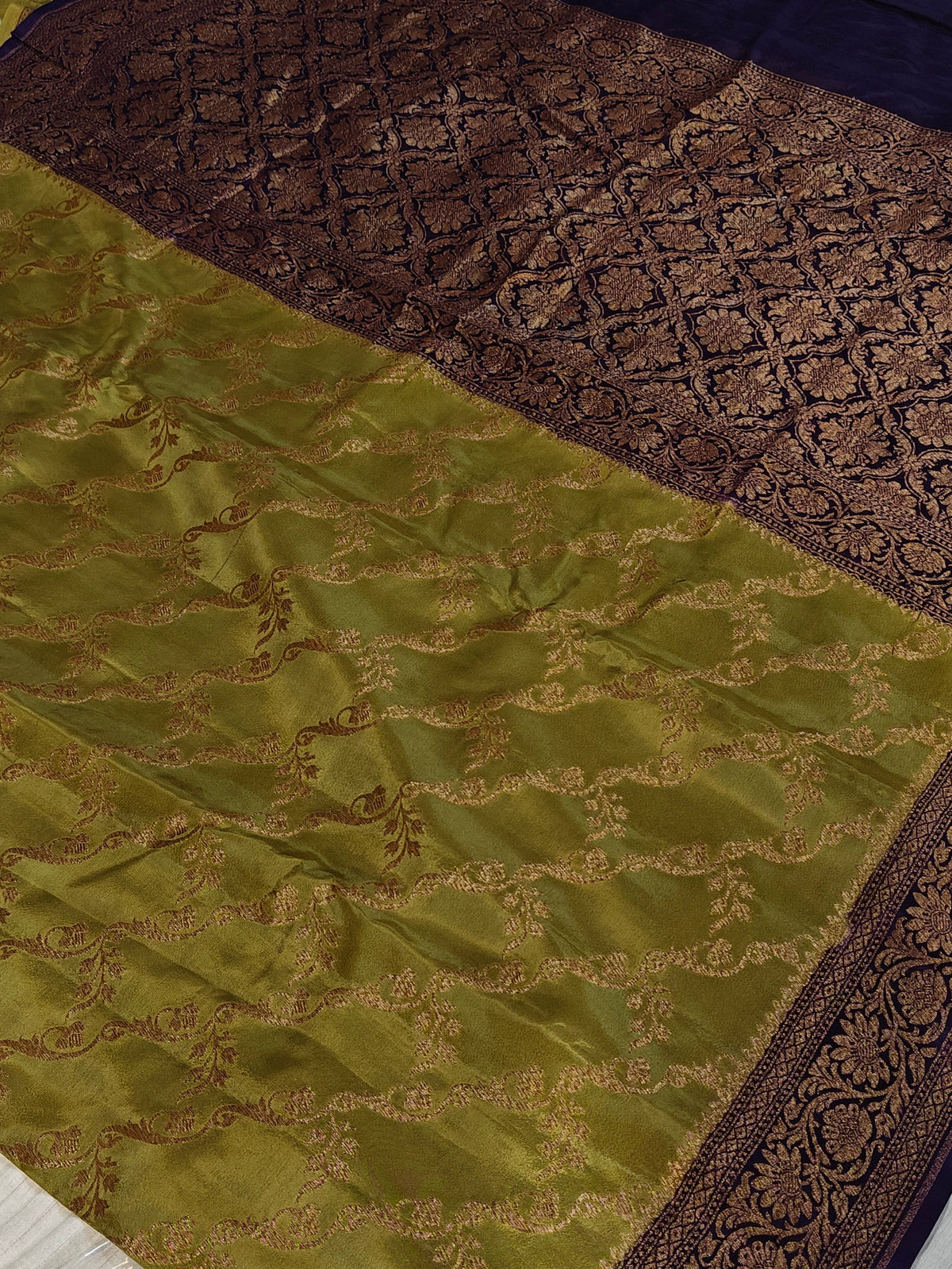 Banarasi crepe silk saree in a beautiful colour combination with soft and glossy fabric